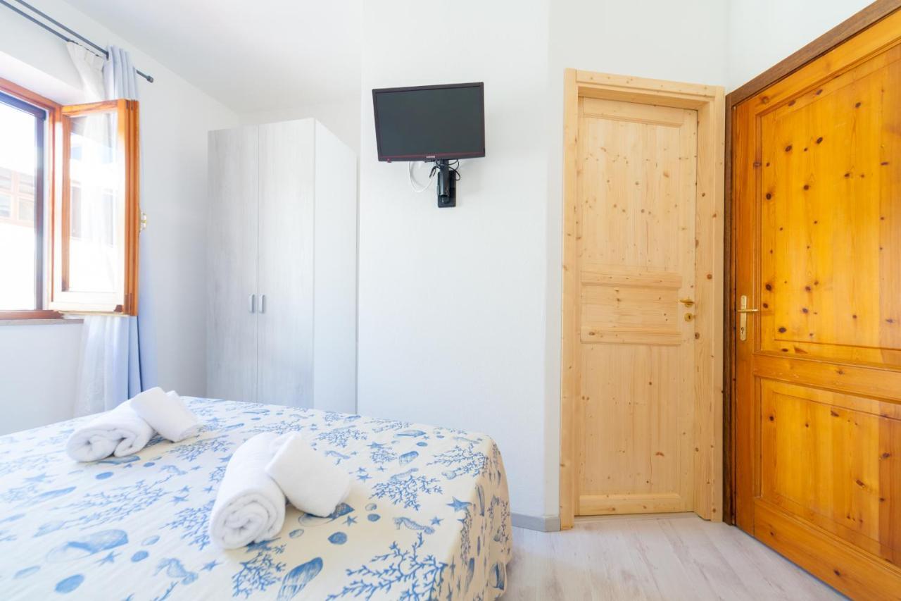 Brezza B&B Golfo Aranci Bagian luar foto